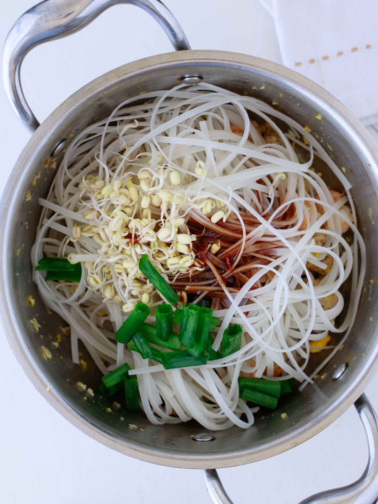 pad thai in pan